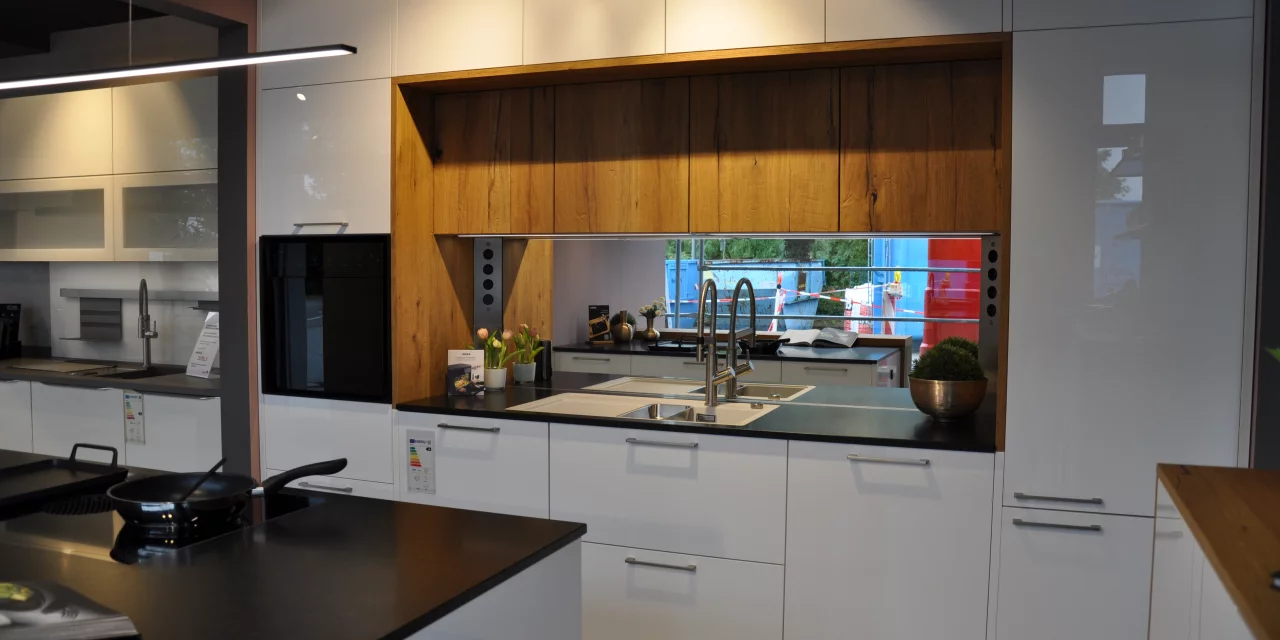 Küche von H&auml;cker - Systemat AV2130 - Kristallwei&szlig; UV Hochglanzlack PerfectSense&reg; // AV6084-GL Altholz gepr&auml;gt